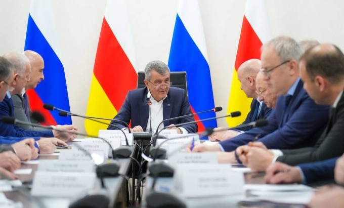 В правительстве Северной Осетии под председательством главы республики Сергея Меняйло состоялось совещание по вопросам развития системы обращения с твёрдыми коммунальными отходами. В правительстве Северной Осетии под председательством главы республики Сергея Меняйло состоялось совещание по вопросам развития системы обращения с твёрдыми коммунальными отходами.